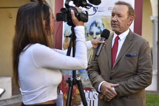 Kevin Spacey Masterclass - Lucca American actor Kevin Spacey, dressed in a beige suit, white shirt, and red tie, arrives at the San Micheletto complex for the photocall in Lucca, Italy, on September 21, 2025. Photo by Roberto Cappello IPA ABACAPRESS.COM Lucca Italy  Copyright: xIPA ABACAx