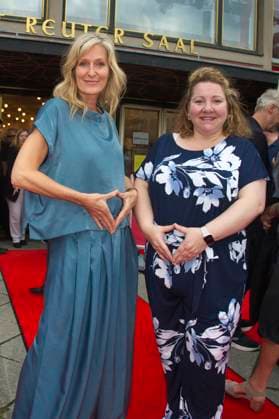 Bianca Karsten und Mackie Heilmann bei der Premiere des Theaterstücks Miss Merkel - Mord in der Uckermark in der Komödie am Kurfürstendamm im Ernst-Reuter-Saal. Berlin, 21.09.2025