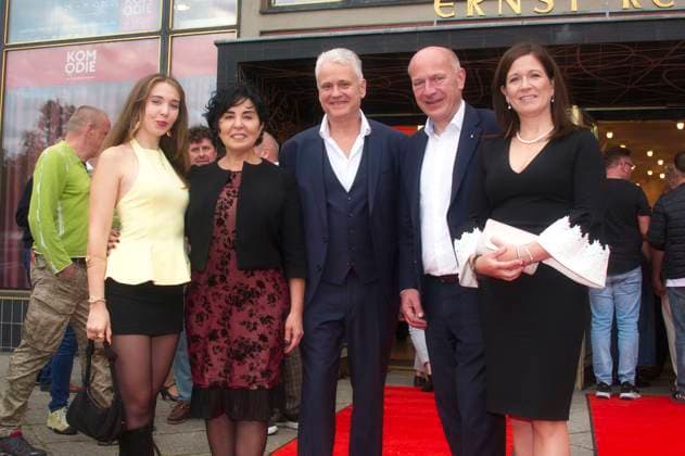 Cherubina Wegner, Emine Demirbüken-Wegner, Martin Woelffer, Kai Wegner und Katharina Günther-Wünsch bei der Premiere des Theaterstücks Miss Merkel - Mord in der Uckermark in der Komödie am Kurfürstendamm im Ernst-Reuter-Saal. Berlin, 21.09.2025