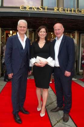 Martin Woelffer, Katharina Günther-Wünsch und Kai Wegner bei der Premiere des Theaterstücks Miss Merkel - Mord in der Uckermark in der Komödie am Kurfürstendamm im Ernst-Reuter-Saal. Berlin, 21.09.2025