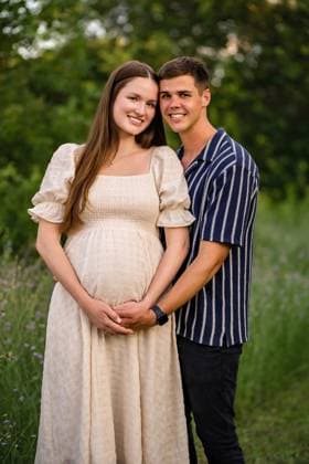 Creative Highlight Symbolbilder a portrait of a mother and father to be Plano, Texas, United States CR_KFQX250919A-1834198-01 ,model released, Symbolfoto