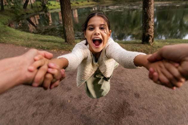 Creative Highlight Symbolbilder Pov girl speed flying and spinning in air with delight, held by hands Saint Petersburg, Saint Petersburg, Russia CR_YFCG250921-1834640-01 ,model released, Symbolfoto