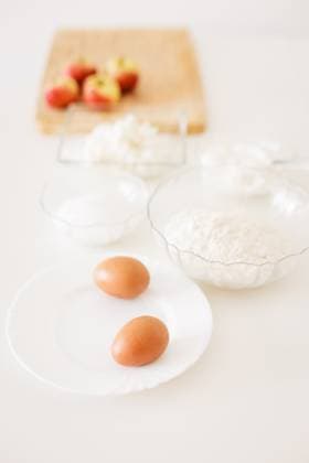 IMAGO Creative, Food, High Protein Frühstück Preparing ingredients for baking apple pie on white table Prague, Prague, Czechia R_UZFO250918-1834612-01