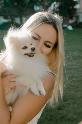 Creative Highlight Symbolbilder Woman cuddling fluffy Pomeranian outdoors Pilsen, Plze? Region, Czechia R_NAJJ250919-1842871-01 ,model released, Symbolfoto