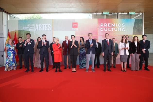 Ayuso presides over the presentation of the International Medal of the Arts and the Culture Awards 2025 of the Regional Government Family photo of the President of the Community of Madrid, Isabel Díaz Ayuso, the actress Esperanza Roy, before the presentation of the International Medal of the Arts and the Culture Awards 2025 of the Regional Government, at the Teatro Auditorio San Lorenzo de El Escorial, September 22, 2025, in San Lorenzo de El Escorial, Madrid Spain The presentation of the International Medal of the Arts and the Culture Awards 2025 of the Regional Government of Madrid is an institutional act that recognizes extraordinary careers and contributions to the cultural, artistic and creative life of the Community of Madrid and Spa  Copyright: xRafaelxBastantex 6973534