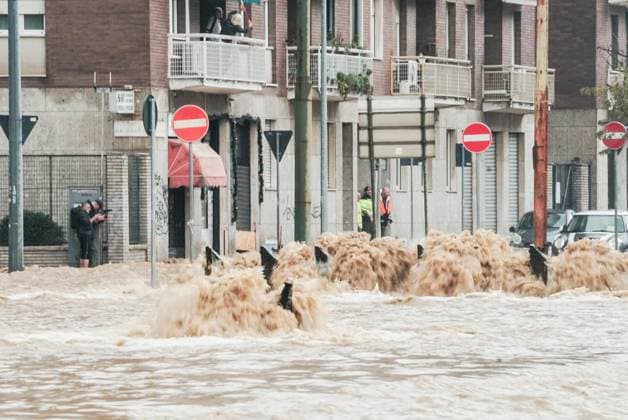 Bilder des Jahres 2025, News September 09 MILAN - The Seveso River has overflowed in the northern Niguarda neighborhood. Via Angelo De Gasperis, Viale Cà Granda, and Via Valfurva are completely flooded and impassable. September 22  Copyright: xEMANUELExROBERTOxDExCARLIx xipa-agency.netx xEmadecax IPA_Agency_IPA65516362