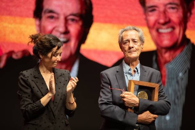 Ayuso presides over the presentation of the International Medal of the Arts and the Culture 2025 Awards of the regional government Ramón Arcusa, from Dúo Dinámico, receives an award, together with the president of the Community of Madrid, Isabel Díaz Ayuso, during the presentation of the International Medal of the Arts and the Culture 2025 Awards of the regional government, at the Teatro Auditorio San Lorenzo de El Escorial, on September 22, 2025, in San Lorenzo de El Escorial, Madrid Spain The presentation of the International Medal of the Arts and the Culture Awards 2025 of the Regional Government of Madrid is an institutional act which recognizes extraordinary careers and contributions to the cultural, artistic and creative life of the Copyright: xRafaelxBastantex 6973928