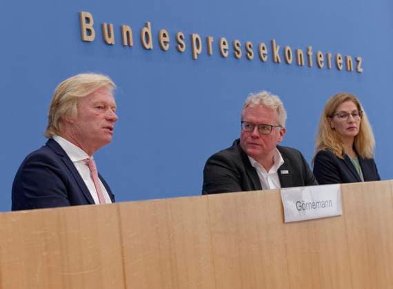 Nahverkehrsbranche zur DB-Reform 2025-09-18 Deutschland, Berlin Bundespressekonferenz: Die Nahverkehrsbranche zu den von Verkehrsminister Schnieder vorgelegten Eckpunkten einer Reform der Deutschen Bahn. Im Bild v.l. Jan Görnemann, Geschäftsführer Bundesverband Schienen-Nahverkehr e. V. (BSN), Dirk Flege, Geschäftsführer Allianz pro Schiene e. V., Sarah Stark, Hauptgeschäftsführerin Verband der Bahnindustrie in Deutschland (VDB). *** Local transport industry on DB Reform 2025 09 18 Germany, Berlin Federal Press Conference The local transport industry on the key points of a reform of Deutsche Bahn presented by Transport Minister Schnieder In the picture from l Jan Görnemann, Managing Director Bundesverband Schienen Nahverkeh
