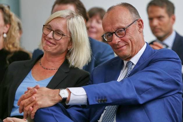 Berlin, Deutschland, 22.09.2025: Bundeskanzleramt: Preisverleihung startsocial 2025 : Staatsministerin für Sport und Ehrenamt Christiane Schenderlein (CDU) und Bundeskanzler Friedrich Merz (CDU) übergibt den Preis Copyright: xdtsxNachrichtenagenturx dts_83565