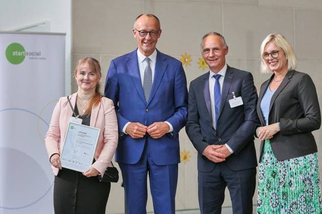 Berlin, Deutschland, 22.09.2025: Bundeskanzleramt: Preisverleihung startsocial 2025 : Bundeskanzler Friedrich Merz (CDU) überreicht die Siegerurkunde Copyright: xdtsxNachrichtenagenturx dts_83560
