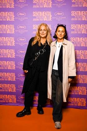 STOCKHOLM, SWEDEN 20250922 Lia Boysen with daughter Channa Ekborg at the gala premiere of the movie Sentimenta Value at the Skandia cinema STOCKHOLM SWEDEN x10050x  Copyright: xPontusxLundahl TTx GALAPREMIÄR SENTIMENTAL VALUE ePKboEVL3_8