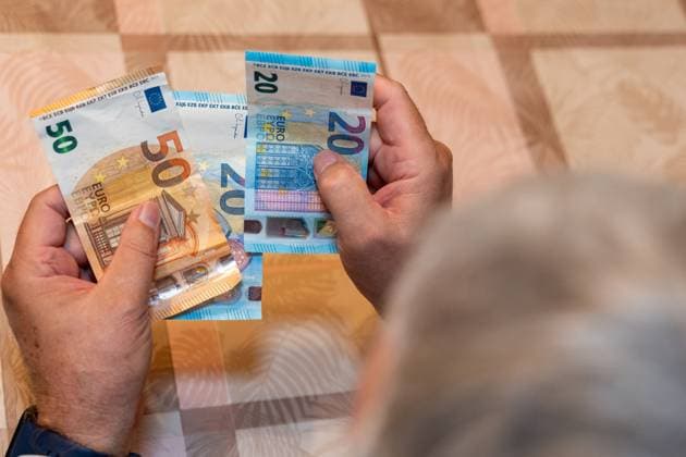 Germany - September 21, 2025: An elderly man holds 50 and 20 euro notes in his hands. The image symbolizes financial security in old age and represents the topics of pensions, retirement provisions, and receiving pension payments. *** Ein alter Mann hält 50 und 20 Euro-Scheine in den Händen. Das Bild symbolisiert die finanzielle Sicherheit im Alter und steht für das Thema Rente, Altersvorsorge und den Bezug von Rentenzahlungen.