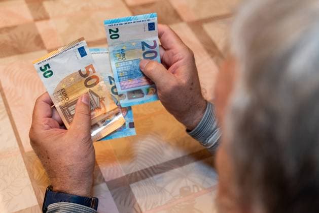 Germany - September 21, 2025: An elderly man counts several banknotes. The image refers to the discussion about pension reforms, political decisions, and securing the future for coming generations. *** Ein älterer Mann zählt mehrere Geldscheine. Das Bild verweist auf die Diskussion um Rentenreformen, politische Entscheidungen und die Zukunftssicherung für kommende Generationen.