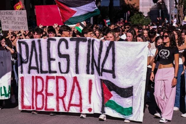 National strike march in support of Palestine in Termoli, Italy - 22 Sept 2025 Students carry a banner reading Free Palestine during the national strike. Students, trade unions, and citizens marched through the city streets to demonstrate in support of Palestine against the genocide and in solidarity with the Global Sumud Flotillia. Termoli Italy Copyright: xDavidexDixLallax xSOPAxImagesx DDILALLA-1645