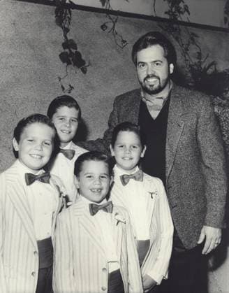 ALAN OSMOND ALAN OSMOND with sons Michael Douglas Nathan and David in London 1986. Copyright: xUppax