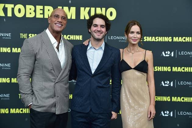 Deutschlandpremiere von THE SMASHJING MACHINE Deutschlandpremiere von THE SMASHJING MACHINE Deutschlandpremiere von THE SMASHING MACHINE DeutschlamndPremiere THE SHMASHING MACHINE Ankunft zur Deutschlandpremiere von THE SMASHJING MACHINE mit Dwayne Johnson, Emily Blunt & Regisseur und Drehbuchautor Benny Safdie in Berlin am, 22.09.2025