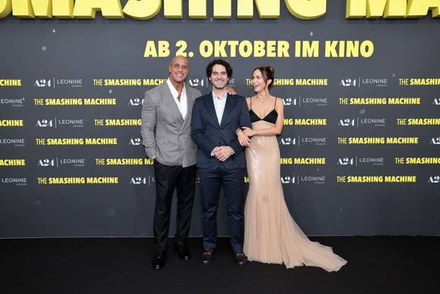 Dwayne Johnson, Benny Safdie und Emily Blunt bei der THE SMASHING MACHINE Film Premiere im Zoo Palast in Berlin am 22.09.2025 in Berlin The Smashing Machine Filmpremiere in Berlin