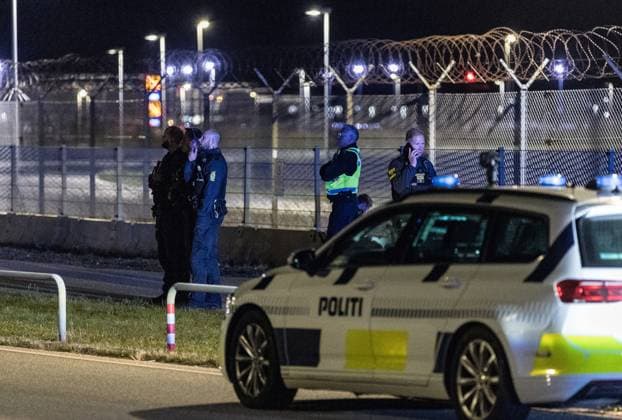 Bilder des Jahres 2025, News September 09 The Danish police are present at Copenhagen Airport, where planes cannot land or take off due to drones Monday September 22, 2025.. ( Copenhagen Danmark x93000x *** The Danish police are present at Copenhagen Airport, where planes cannot land or take off due to drones Monday September 22, 2025 Copenhagen Denmark x93000x  Copyright: xStevenxKnap RitzauxScanpixx DRÖNARE KASTRUP VZe85llDj_I