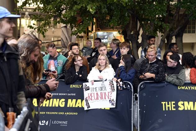Deutschlandpremiere von THE SMASHING MACHINE Fans bei der Deutschlandpremiere von THE SMASHING MACHINE in Berlin Datum 22.09..2025 Copyright: xEventpressxBerndtx