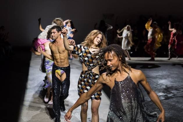 Ashish SS26 Show At London Fashion Week LONDON, UNITED KINGDOM - SEPTEMBER 22, 2025: Models dance on the runway during Ashish Spring Summer 2026 Fresh Hell show at London Fashion Week in London, United Kingdom on September 22, 2025. London Greater London United Kingdom  Copyright: xWIktorxSzymanowiczx originalFilename: szymanowicz-ashishss250922_nplaC.jpg