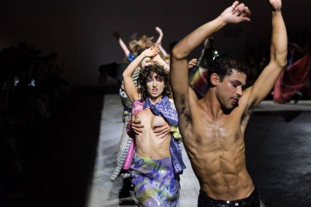 Ashish SS26 Show At London Fashion Week LONDON, UNITED KINGDOM - SEPTEMBER 22, 2025: Models dance on the runway during Ashish Spring Summer 2026 Fresh Hell show at London Fashion Week in London, United Kingdom on September 22, 2025. London Greater London United Kingdom  Copyright: xWIktorxSzymanowiczx originalFilename: szymanowicz-ashishss250922_npW9n.jpg
