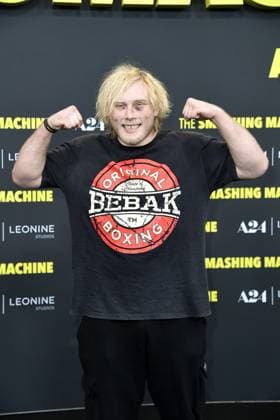Frederic Vosgroene (der Neandertaler) bei der Deutschlandpremiere von THE SMASHING MACHINE in Berlin am 22.09.2025