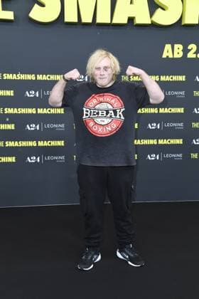 Frederic Vosgroene (der Neandertaler) bei der Deutschlandpremiere von THE SMASHING MACHINE in Berlin am 22.09.2025