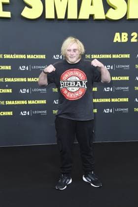 Frederic Vosgroene (der Neandertaler) bei der Deutschlandpremiere von THE SMASHING MACHINE in Berlin am 22.09.2025