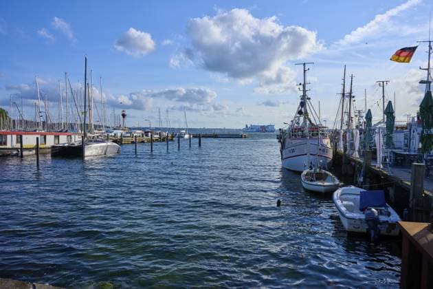 Hafenansicht mit festgemachten Booten und wehendem Wind unter blauem Himmel, Heikendorf, Kreis Plön, Kieler Förde, Schleswig-Holstein, Deutschland Harbour view with moored boats and blowing wind under a blue sky, Heikendorf, Plön district, Kiel Fjord, Schleswig-Holstein, Germany Copyright: imageBROKER RaimundxLinke iblrde15149796.jpg