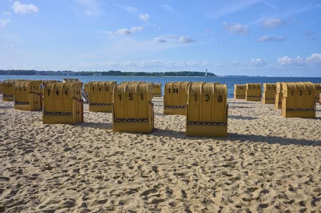 Reihe von nummerierten Strandkörben unter blauem Himmel an einem sonnigen Sandstrand, Heikendorf, Kreis Plön, Kieler Förde, Schleswig-Holstein, Deutschland Row of numbered beach chairs under a blue sky on a sunny sandy beach, Heikendorf, Plön district, Kiel Fjord, Schleswig-Holstein, Germany Copyright: imageBROKER RaimundxLinke ibxrde15149787.jpg