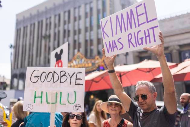 Jimmy Kimmel Press Conference, Hollywood Blvd. Protesters gather behind speakers at a press conference about Jimmy Kimmel s suspension on Hollywood Blvd. in Los Angeles, CA, on September 22, 2025. Hollywood, CA United States  Copyright: xJ.W.xHendricksx originalFilename: hendricks-notitle250922_npZlD.jpg