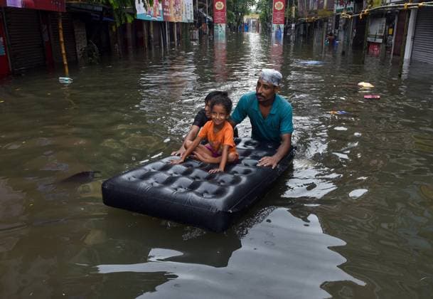 Bilder des Jahres 2025, News September 09 Commuters wade through waterlogged streets of Kolkata on a mattress. Kolkata, Sep 23 (ANI): Commuters wade through waterlogged streets of Kolkata on a mattress after heavy rainfall, in Kolkata, on Tuesday KOLKATA West Bengal India Copyright: xANIx ANI_20250923099