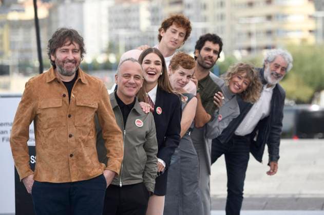 Daniel Sanchez Arevalo, Javier Gutierrez, Judith Fernandez, Maria Vazquez, Abelo Valis, Tamar Novas, Marta Larralde und Carlos Blanco beim Photocall zum Kinofilm Rondallas auf dem 73. Internationalen Filmfestival San Sebastian Festival Internacional de Cine de San Sebastian auf der Kursaal Terasse. San Sebastian, 23.09.2025 *** Daniel Sanchez Arevalo, Javier Gutierrez, Judith Fernandez, Maria Vazquez, Abelo Valis, Tamar Novas, Marta Larralde and Carlos Blanco at the photocall for the film Rondallas at the 73rd San Sebastian International Film Festival Festival Internacional de Cine de San Sebastian on the Kursaal Terrace San Sebastian, 23 09 2025 Foto:xC.xNiehausx xFuturexImagex rondellas_5904