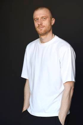 Joachim Fjelstrup bei einem exklusiven Photoshooting mit dem Team des Kinofilms Vaegtlos Weightless auf dem 73. Internationalen Filmfestival San Sebastian Festival Internacional de Cine de San Sebastian im Hotel Maria Cristina. San Sebastian, 23.09.2025