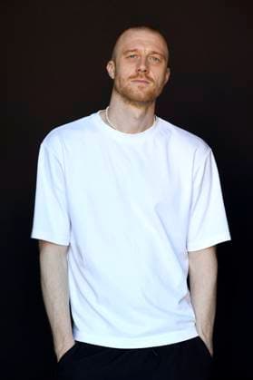 Joachim Fjelstrup bei einem exklusiven Photoshooting mit dem Team des Kinofilms Vaegtlos Weightless auf dem 73. Internationalen Filmfestival San Sebastian Festival Internacional de Cine de San Sebastian im Hotel Maria Cristina. San Sebastian, 23.09.2025
