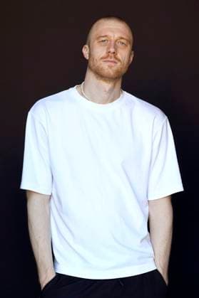 Joachim Fjelstrup bei einem exklusiven Photoshooting mit dem Team des Kinofilms Vaegtlos Weightless auf dem 73. Internationalen Filmfestival San Sebastian Festival Internacional de Cine de San Sebastian im Hotel Maria Cristina. San Sebastian, 23.09.2025