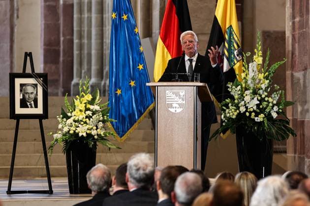 Bilder des Jahres 2025, News September 09 Bundespräsident a.D. Dr. Joachim Gauck - Gedenkakt der Landesregierung für Wolfgang Böhmer am Dienstag, 23. September 2025, findet im Kloster Unser Lieben Frauen Magdeburg (Sachsen-Anhalt) der Gedenkakt der Landesregierung von Sachsen-Anhalt zu Ehren des Ende Juni 2025 verstorbenen Ministerpräsidenten a.D. Prof. Dr. Wolfgang Böhmer statt. *** Federal President a D Dr Joachim Gauck Memorial act of the state government for Wolfgang Böhmer on Tuesday, September 23, 2025, the memorial act of the state government of Saxony Anhalt will take place in the monastery of Unser Lieben Frauen Magdeburg Saxony Anhalt in honor of the late Prime Minister a D Prof Dr Wolfgang Böhmer, who died at the end of June 2025