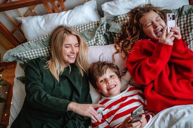 Family relaxing at home enjoying Christmas holiday together model released, Symbolfoto property released, MDOF03097