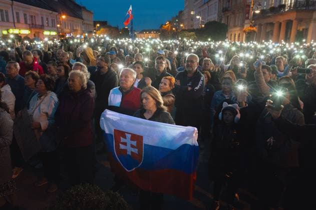 Nationwide anti-government protest in Slovakia as demonstrators gather in Kosice KOSICE, SLOVAKIA - SEPTEMBER 23: A female protester holds the Slovakian flag during the second anti-government protest in a row, in Kosice, Slovakia, on September 23, 2025. People took part in the nationwide protest to show their disagreement about Robert Fico, Slovak prime minister and his current government. Robert Nemeti Anadolu Kosice Slovakia. Editorial use only. Please get in touch for any other usage.  Copyright: x2025xAnadoluxRobertxNemetix