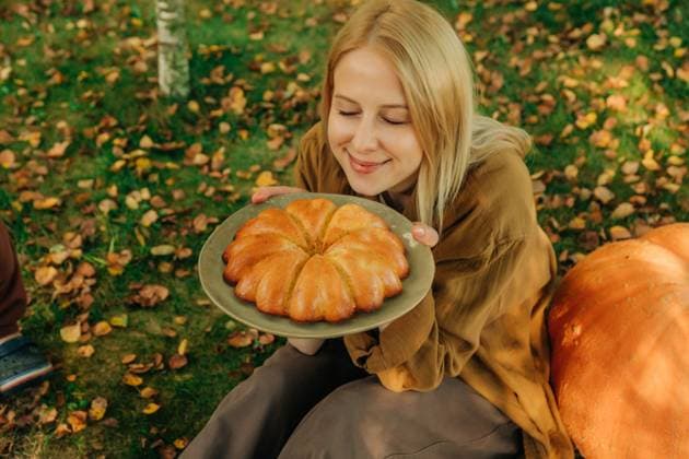 Person holding apple-pumpkin pie outdoors in autumn backyard garden model released, Symbolfoto, VSNF04104