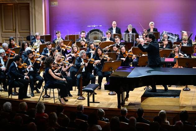 Pianist Rudolf Buchbinder and the French National Orchestra under the baton of Cristian Macelaru (right) perform at the closing concert of the Dvorak Prague International Music Festival in Prague, Czech Republic, September 23, 2025. (CTKxPhoto RomanxVondrous) CTKPhotoP2025092307786  CTKPhotoP2025092307786