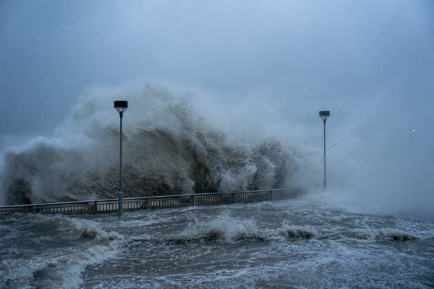 Bilder des Jahres 2025, News September 09 Hong Kong During Typhoon Ragasa Waves splashing onto a promenade flooding the area at Heng Fa Chuen as Typhoon Ragasa passes through on September 24, 2025 in Hong Kong. Typhoon Ragasa is passing through hong kong, the Hong Kong Observatory has issued the typhoon signal no.10. (Photo by Vernon Yuen Nexpher Images)