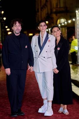 Flores Para Antonio - Red Carpet - 73rd San Sebastian International Film Festival In San Sebastian, Spain, on September 23, 2025, Lolita Flores, Rosario Flores, Alba Flores, Elena Furiase, Guillermo Furiase, Ola Orellana, Pedro Antonio Lazaga, Isaki Lacuesta, and Elena Molina attend the red carpet event for Flores para Antonio during the 73rd San Sebastian Donostia International Film Festival - Zinemaldia. San Sebastian Spain Copyright: xCOOLMediax originalFilename: coolmedia-notitle250923_npicR.jpg