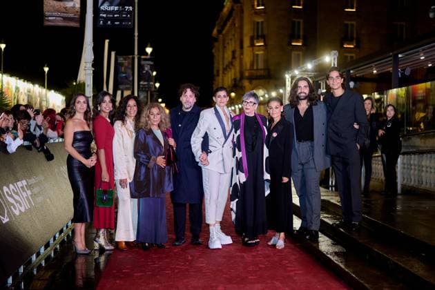 Flores Para Antonio - Red Carpet - 73rd San Sebastian International Film Festival In San Sebastian, Spain, on September 23, 2025, Lolita Flores, Rosario Flores, Alba Flores, Elena Furiase, Guillermo Furiase, Ola Orellana, Pedro Antonio Lazaga, Isaki Lacuesta, and Elena Molina attend the red carpet event for Flores para Antonio during the 73rd San Sebastian Donostia International Film Festival - Zinemaldia. San Sebastian Spain Copyright: xCOOLMediax originalFilename: coolmedia-notitle250923_npzF7.jpg