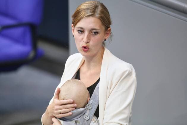 Bilder des Jahres 2025, News September 09 News Bilder des Tages Berlin, Deutschland, 23.09.2025: Deutscher Bundestag: 26. Bundestagssitzung - Haushaltswoche: Hanna Steinmüller, Grüne, hält als erste Abgeordnete im Hohen Haus eine Rede mit Baby in der Tragetasche *** Berlin, Germany, 23 09 2025 German Bundestag 26 Bundestag session Budget week Hanna Steinmüller, Green Party, is the first member of parliament to give a speech in the House with a baby in a carrier bag Copyright: xdtsxNachrichtenagenturx dts_84068