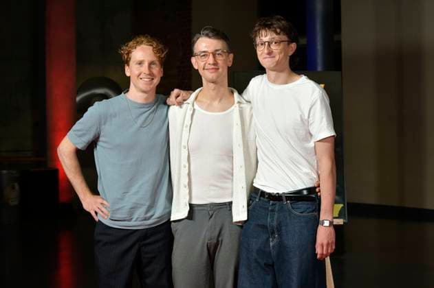 Moritz Henneberg, Igor Plischke und Julius Drost bei der Premiere des Dokumentarfilms Der talentierte Mr. F. im Kino in derKulturBrauerei. Berlin, 23.09.2025