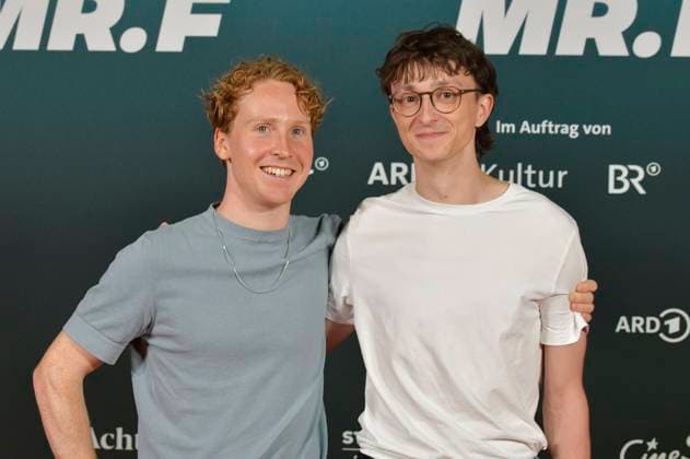 Moritz Henneberg und Julius Drost bei der Premiere des Dokumentarfilms Der talentierte Mr. F. im Kino in derKulturBrauerei. Berlin, 23.09.2025