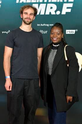 Kathy Etoa mit Begleitung bei der Premiere des Dokumentarfilms Der talentierte Mr. F. im Kino in derKulturBrauerei. Berlin, 23.09.2025