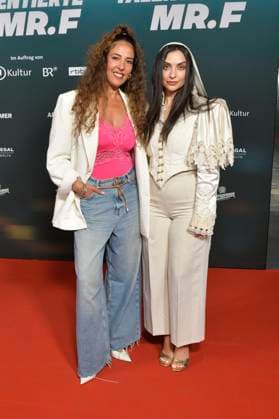 Meryem Moutaoukkil und Aylin Öcal bei der Premiere des Dokumentarfilms Der talentierte Mr. F. im Kino in derKulturBrauerei. Berlin, 23.09.2025