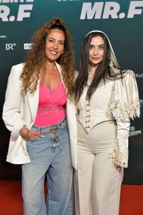 Meryem Moutaoukkil und Aylin Öcal bei der Premiere des Dokumentarfilms Der talentierte Mr. F. im Kino in derKulturBrauerei. Berlin, 23.09.2025